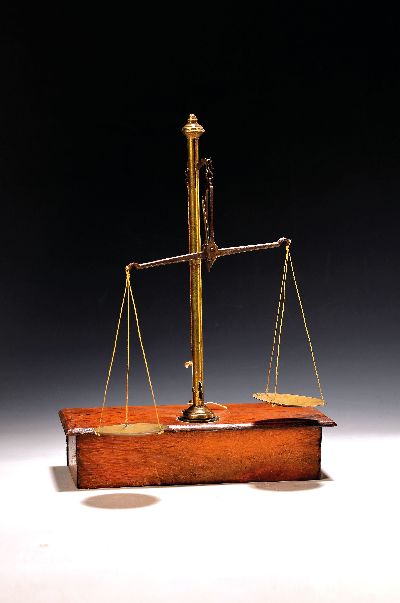Apothekerwaage, England, ausgehendes 19.Jh., Messinggestänge und Waagschalen, Holzgehäuse mit Schub, ca. 5x23x11 cm