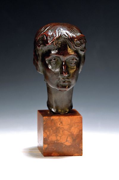 Theodor Georgii, 1883 St. Petersburg-1963, Bronzekopf einer jungen Frau, auf rotem Marmorsockel, signiert und datiert Dez. 1925, Gießerstempel ...