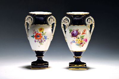 Zwei Vasen, Meissen, 19. und 20. Jh., partiell kobaltblau, Doppelhenkelvasen, Amphorenform, beidseitiger Blumenbukettdekor, Goldstaffage, H. ca. 23 cm