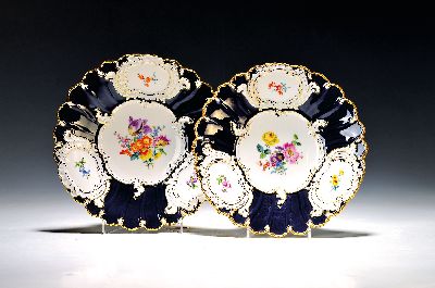 Paar Prunkteller, Meissen, 2. Hälfte 20. Jh., Porzellan, teilweise kobaltblauer Grund, Blumenbukettmalerei und gestreute Blümchen, Goldstaffage, D. ...