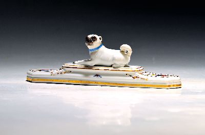 Briefbeschwerer mit Mopsbekrönung, Meissen, um 1924-33, mit zwei Blumenbuketts und mittlerer liegender Mopsfigur, polychrom bemalt, Goldstaffage, ...