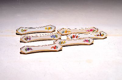 6 Messerbänkchen, Meissen, um 180-1924, Knaufschwerter, gestreute Blümchen, Goldstaffage, polychrom bemalt, L. ca. 10 cm l. berieben