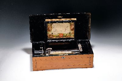 Walzenspieluhr, Schweiz, um 1900, Kamm ca. 14.5 cm, 8 verschiedene Melodien, sog. Ratschenaufzug, Holzgehäuse mit furniertem Deckel in Nussbaum und ...
