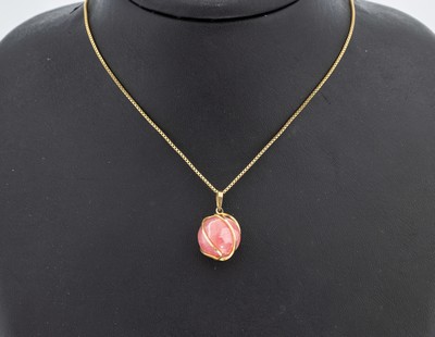 8 kt Gold Rhodochrosit-Anhänger, GG 333/000, Rhodochrosit-Kugel von Golddraht umschlungen, an Kette, GG 333/000, L. ca. 60 cm, Federringschließe, ...