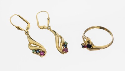 8 kt Gold Farbstein-Schmuckset, GG 333/000,best. aus: 1 Ring, RW 56, 2 kl. rundfacett. Saphire und 1 kl. rundfacett. Rubin, und 1 Paar Ohrhänger, ...
