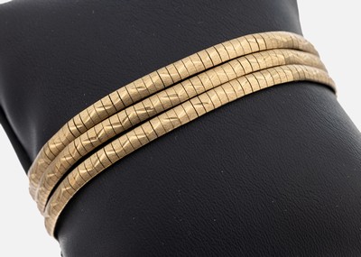 8 kt Gold Armband, GG 333/000, 3-rhg., Oberfläche sat. mit grav. Muster, L. ca. 19.5 cm, Kastenschloss mit Sicherheitsacht, ca. 23.8 g