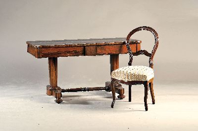 Biedermeierschreibtisch mit Stuhl, Österreich, um 1830, Palisanderfurnier z.T. massiv, 2 Schubladen, ca. 74x138x65 cm, EZ 2, Versand nur innerhalb ...