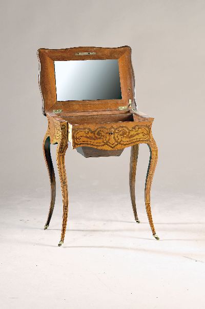Eleganter Beistelltisch/Nähtisch, um 1840/50 , eine Schublade, auf geschwungenen Beinen, Marketerie in Palisander, Deckplatte zum öffnen mit ...