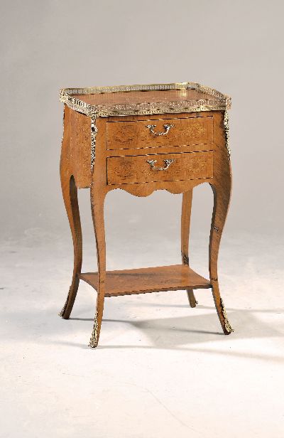 Beistelltisch, Frankreich, um 1900, 2 Schubladen, auf geschwungenen Beinen, mit Verbindungsplatte, Rosenholzfurnier, Deckplatte, Seiten und Front mit ...