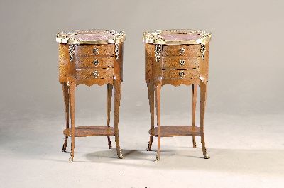 Ovaler Beistelltisch, Frankreich, um 1900, 3 Schubladen auf geschwungenen Beinen, Rosenholzfurnier, feine Rautenmarketerie, floralen Blätter, ...