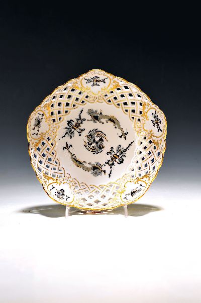 Zierschale, Meissen, 20. Jh., 1. Wahl, Rand in Durchbrucharbeit, reiche Goldstaffage, Dekor schwarzer Hofdrache goldschattiert, H. 5.5cm, D. ca. ...
