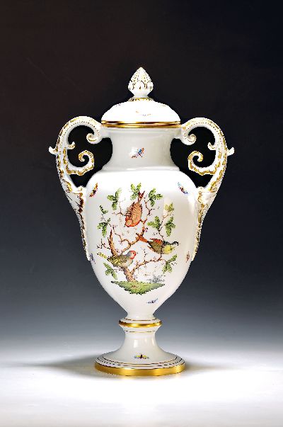 Große Deckelvase, Herend Ungarn, 20. Jh., Dekor Rothschild mit Schmetterlingen, Goldstaffage, H. ca. 50cm