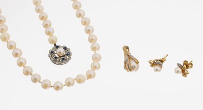 Perl-Konvolut, best. aus: 1 Perl-Collier, L. ca. 65 cm, Steckschließe, 835er Silber, 1 Clipanhänger, GG 585/000, unrunde Zuchtperle, 3 kl. ...