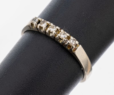 14 kt Gold Diamant-Ring, WG 585/000, 5 8/8-Diamanten zus. ca. 0.10 ct Weiß/p, RW 55, ca. 1.7 g