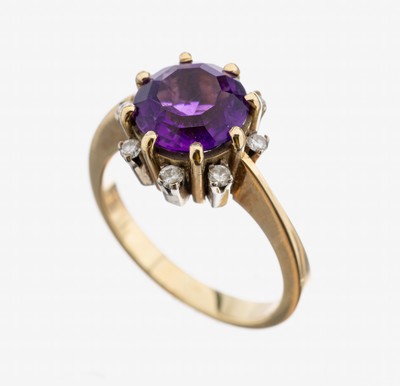 14 kt Gold Amethyst-Saphir-Ring, GG 585/000, rundfacett. Amethyst von schöner Farbe ca. 2.50 ct, umgeben von 8 kl. rundfacett. weißen Saphiren, RW ...