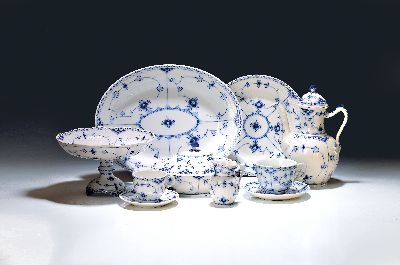 Kaffee- und Speiseservice für 12 Personen, Kgl. Kopenhagen, Dekor Musselmalet Halbspitze, Kaffeekanne, Zuckerdose, Milchkännchen, 12 Tassen mit ...