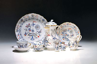 Kaffeeservice für 9 Personen, Meissen, 20. Jh., 1. Wahl, blaues Zwiebelmuster golden und rot gehöht, Kaffeekanne, Zuckerdose, Milchkännchen, 9 ...
