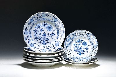 11 Teller, Meissen, um 1900 und davor, blaues Zwiebelmuster unter der Glasur, 4 flache Teller 1.Wahl, 4 flache Teller 2.Wahl, 3 kl. Teller mit Rand ...