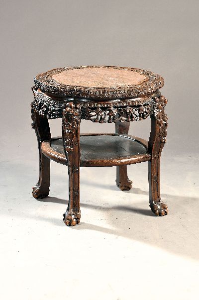 Blumenhocker, China, 20. Jh., Holz reich geschnitzt, teils in Durchbrucharbeit, Steinplatte, H. ca. 58cm, D. ca. 58cm, EZ 2