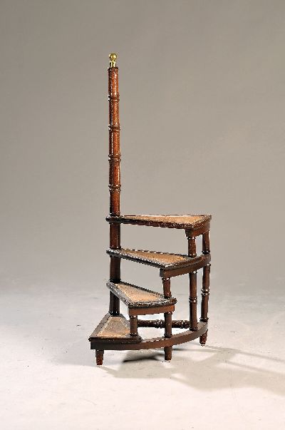 Bibliotheksleiter, England, 20. Jh., Holz mahagonifarben gebeizt, gedrechselt, Stufen mit Leder belegt, ca. 110x40x40cm, stärkere Gebr.-spuren, EZ 3