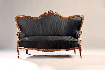 Sofa, wohl Frankreich, um 1870, Nußbaum mit kleiner Blumenschnitzerei mittig der Rückenlehne, Bezug erneuerungsbedüftig, ca. 112x170x70cm, ...