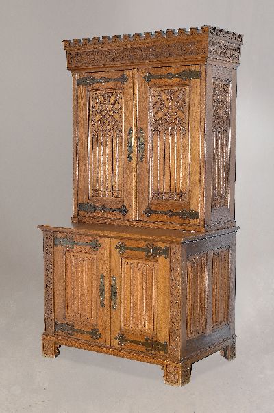 Aufsatzbuffet, England, Arts and Craft, um 1900, Eiche, reiche aufgelegte Verzierungen im neogotischen Stil oben Zinnenkranz, aufwändige ...