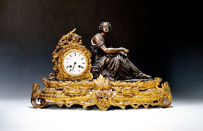 Pendule, Frankreich, um 1900, Bronzeguß mit Alabastereinlagen, Sockel mit alter Vergoldung (ber.),Oberteil brüniert, Sitzende mit Pergamentrolle ...