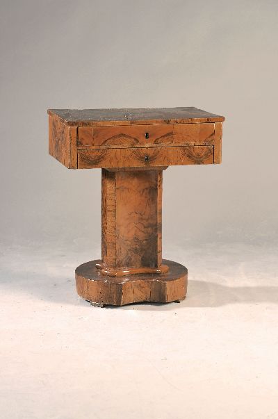 Biedermeier Nähtisch, um 1830, Nußbaumfurnier, 2 Schübe mit Inneneinrichtung, rest.-bedürftig, ca. 75x63x43cm, EZ 3