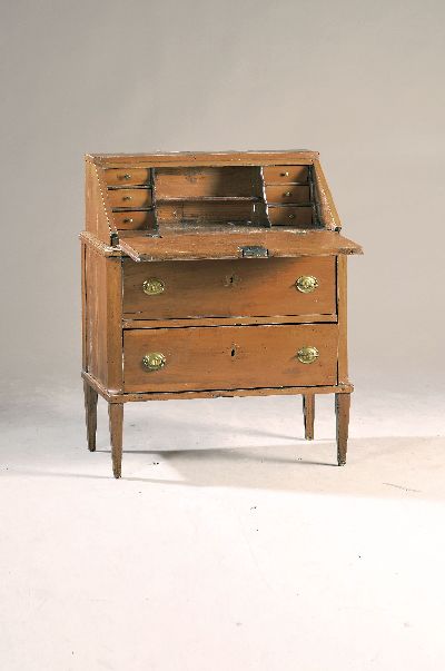Kleiner Schrägklappensekretär, Biedermeier, um 1820, Kirschbaumfurnier, innen mit 6 kl. Schüben, unten 2 gr. Schübe, rest.- bedürftig, ca. ...