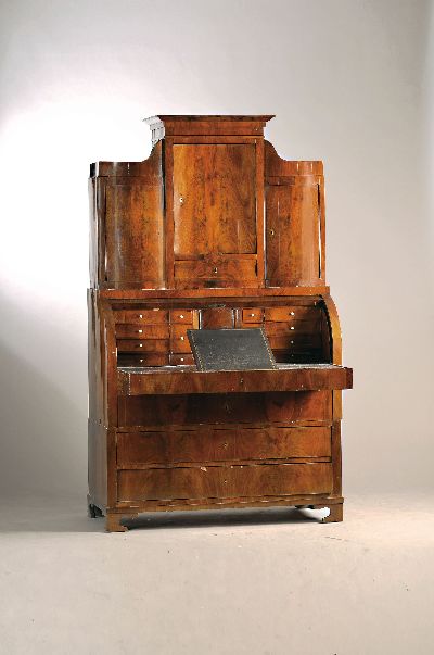 Biedermeier Aufsatzsekretär, norddeutsch, um 1820-30, Mahagonifurnier, Unterteil mit drei Schüben, hinter der gewölbten Klappe 10 kl. Schübe und ...