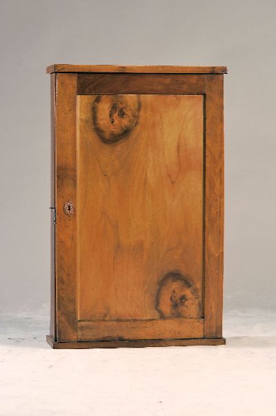 Biedermeier Wandschränkchen, um 1830-40, Nußbaum, ca. 90x56x17cm, EZ 2, 1 Schlüssel