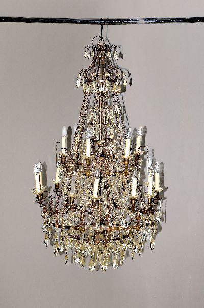 Prunkvoller Deckenlüster, Frankreich, um 1900, Metallmontur mit applizierten Widder- und Löwenköpfen, reicher facettierter Kristallglasbehang in ...