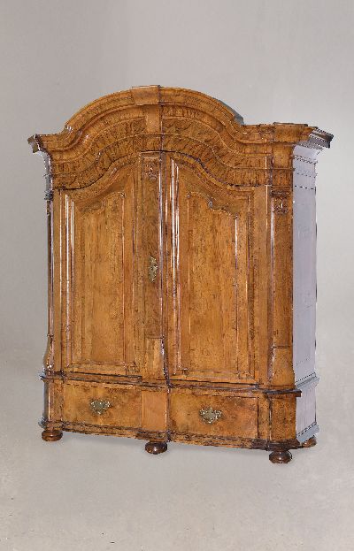 Barockschrank, deutsch, Sachsen, um 1720-30, Nußbaum massiv und furniert, teils gespiegelt, Sockelschub, Inneneinrichtung mit Fachböden sekundär, ...