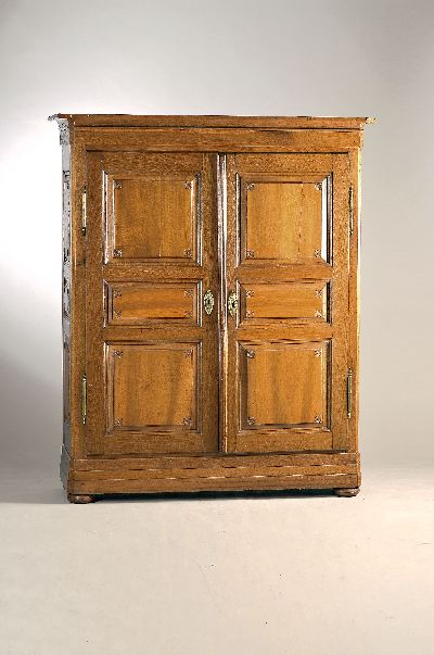 Dielenschrank, Frankreich, um 1800, Eiche, 6-fach kassettiert mit kleinen stil. Blumenschnitzereien in den Ecken, innen 6 Fachböden (sek.), ca. ...