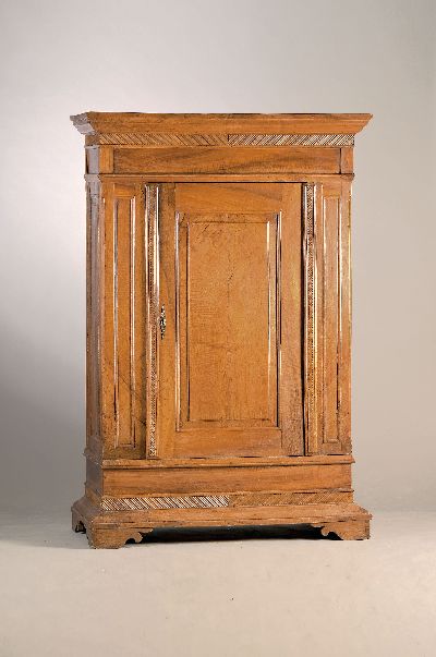 Eintüriger Schrank, um 1860, Nußbaum massiv und furniert, aufgelegte beschnitzte Lisenen, innen drei Fachböden, ca. 195x130x62cm, EZ 3, 1 ...