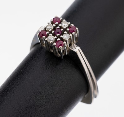 14 kt Gold Rubin-Brillant-Ring, WG 585/000,hoch aufgebauter Ringkopf, 4 rundfacett. Rubine zus. ca. 0.10 ct, 4 Brillanten zus. ca.0.08 ct Weiß/si, ...