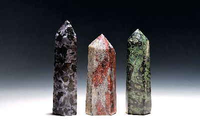Set aus drei Naturstein-Obelisken: K2, Kambaba Jaspis und Merlinit, Pakistan/ Madagaskar, ges. Gewicht 1698.36g, geschliffen und poliert eine Spitze ...