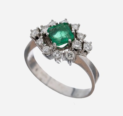 14 kt Gold Smaragd-Brillant-Ring, WG 585/000, mittig Smaragd im Treppenschliff ca. 0.68 ct, 12 Brillanten zus. ca. 0.47 ct Weiß/vs, RW 56, ca. 4.8 ...