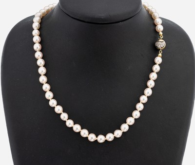 Perl-Collier mit 14 kt Gold Diamant-Schließe, GG/WG 585/000, Akoyazuchtperlen, D. ca. 6.5-6.9 mm, schönes Lüster, Kugelschließe mit kl. in WG ...