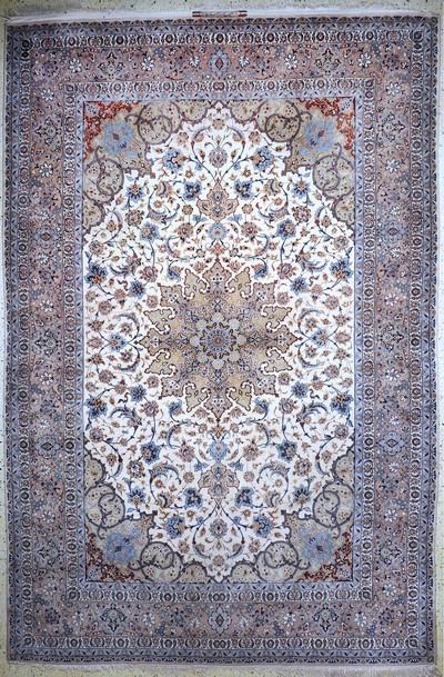 Esfahan fein Persien, signiert"Ghafourian",Mitte 20.Jhd, Korkwolle auf Seide, ca. 385 x 255 cm, gereinigt, EHZ: 1-2, (Fransen beschädigt)