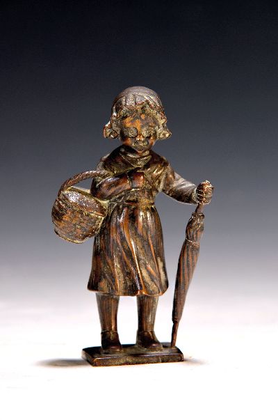 V. Matzner, Anfang 20. Jh., Mädchen mit Schirm und Korb, signiert, Bronzefigur, H. ca. 10 cm