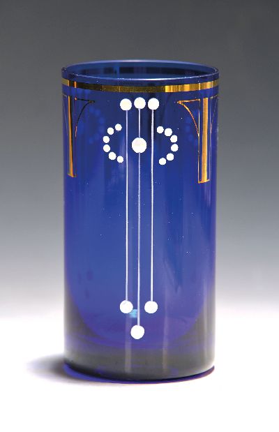 Zierglas, Austria Gruppe Kunsthandwerk Gallauner, um 1900, blaues zylindrisches Glas, dekoriert im Stil der Wiener Sezession in Gold und weißem ...