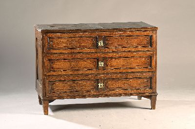 Louis-Seize Kommode, 1780/90, Eiche massiv, 3 Schubladen, Fläche der Schubladen und Seiten, orig. Schlösser, 1 Schlüssel, Messingbeschläge, ca. ...