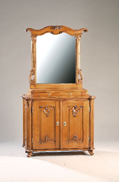 Barocker Halbschrank mit Spiegelaufsatz, wohl Mainfranken, um 1760, Kirschbaum massiv, fein geschnitzte Türfüllungen sowie Schnitzereien, 2 ...
