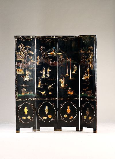Paravent, China, um 1920, in Schwarz lackiert, figürliche Szenen mit Specksteinen verziert, ca. 184x160 cm, EZ 2