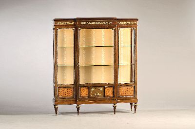 Vitrine im Louis-Seize-Stil, um 1900, Mahagonifurnier, feine Bandeinlagen, in den unteren Feldern mit Rautenmarketerie, eintürig, mit 5 facettierten ...