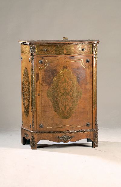Halbschrank im Boulle-Stil, um 1900, Messingeinlagen, Oberflächenschäden, Beschläge fleckig und z.T.lose, Holz etwas ausgeblichen, eintürig mit ...