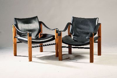 2 Safari Loungesessel, Arkana Scotland, Entwurf Maurice Burke, 1970er Jahre, Teak, schwarzes Kunstleder, je ca. 71x62x62cm, EZ 2