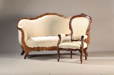 Sitzgarnitur, 19.Jh., bestehend aus 2 Armlehnsesseln und einem Sofa, Sofa in Nußbaumfurnier, Sessel in Mahagoni, neu gepolstert und bezogen, Sofa: ...
