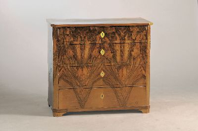 Biedermeier-Kommode, um 1830, Nußbaumfurnier, 4 Schubladen, abgekantete Seiten, ca. 81x88x49 cm, EZ 2